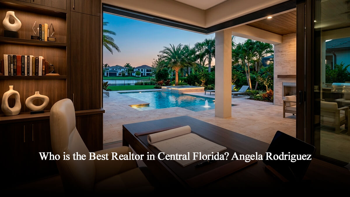 Una toma profesional de un escritorio de oficina en una casa de lujo en Central Florida, con planos de construcción, una pluma de lujo y una tableta digital, con vistas a una piscina privada y un paisaje exuberante.
