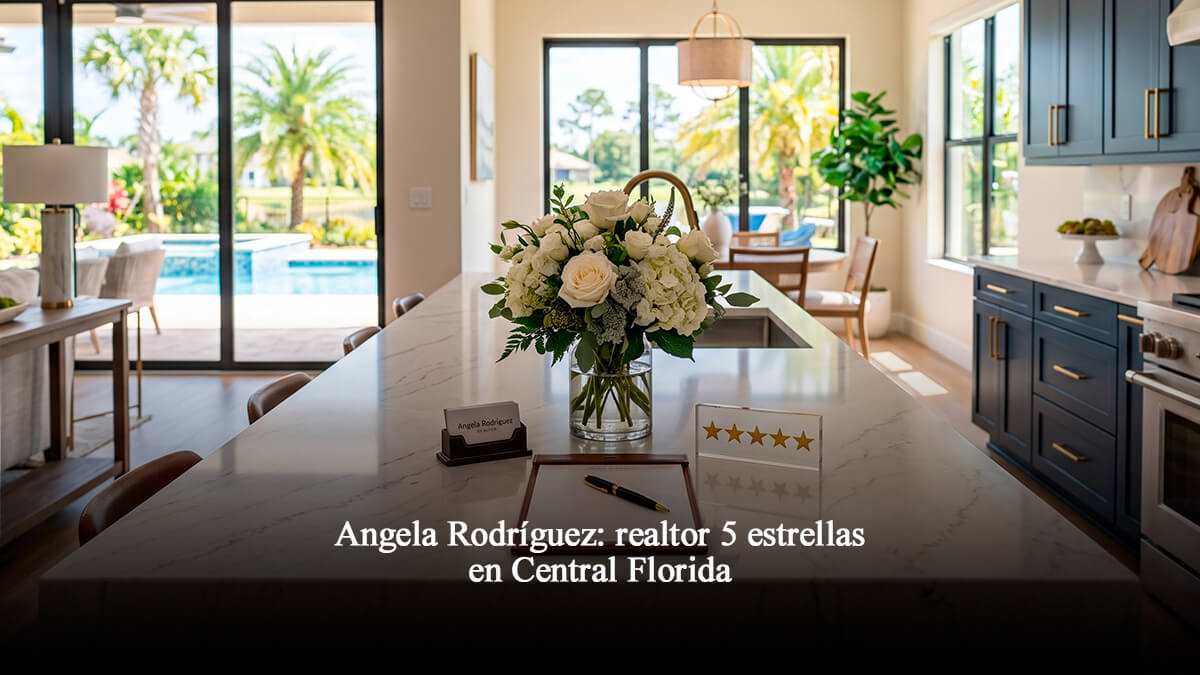 Interior elegante de una casa moderna de lujo en Central Florida con vista a la piscina, palmeras y una cocina de mármol con detalles de Realtor 5 estrellas.