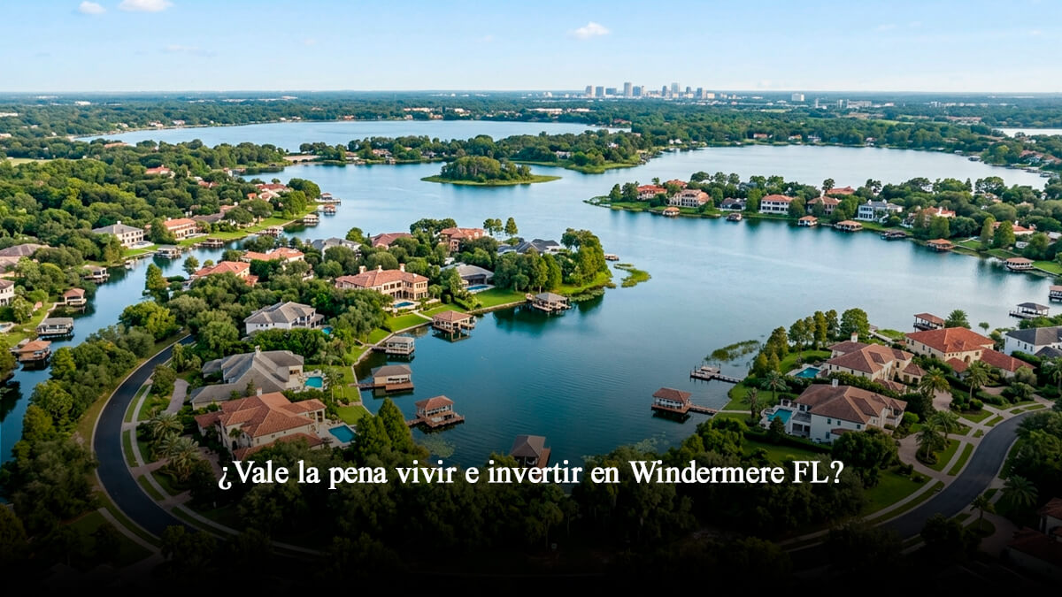 Vista aérea de mansiones de lujo con muelles privados en la Cadena de Lagos Butler en Windermere Florida Central.