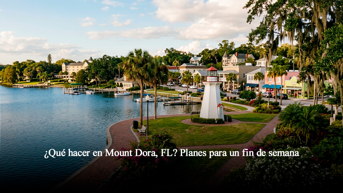 Vista panorámica del faro de Mount Dora en el lago Dora, Florida, rodeado de áreas verdes y el centro histórico de la ciudad.