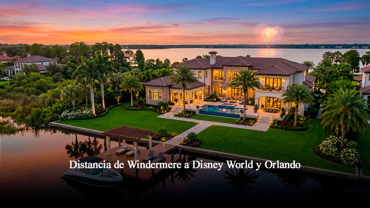 Mansión de lujo a orillas del lago en Windermere Florida al atardecer con fuegos artificiales de Disney World en el horizonte.