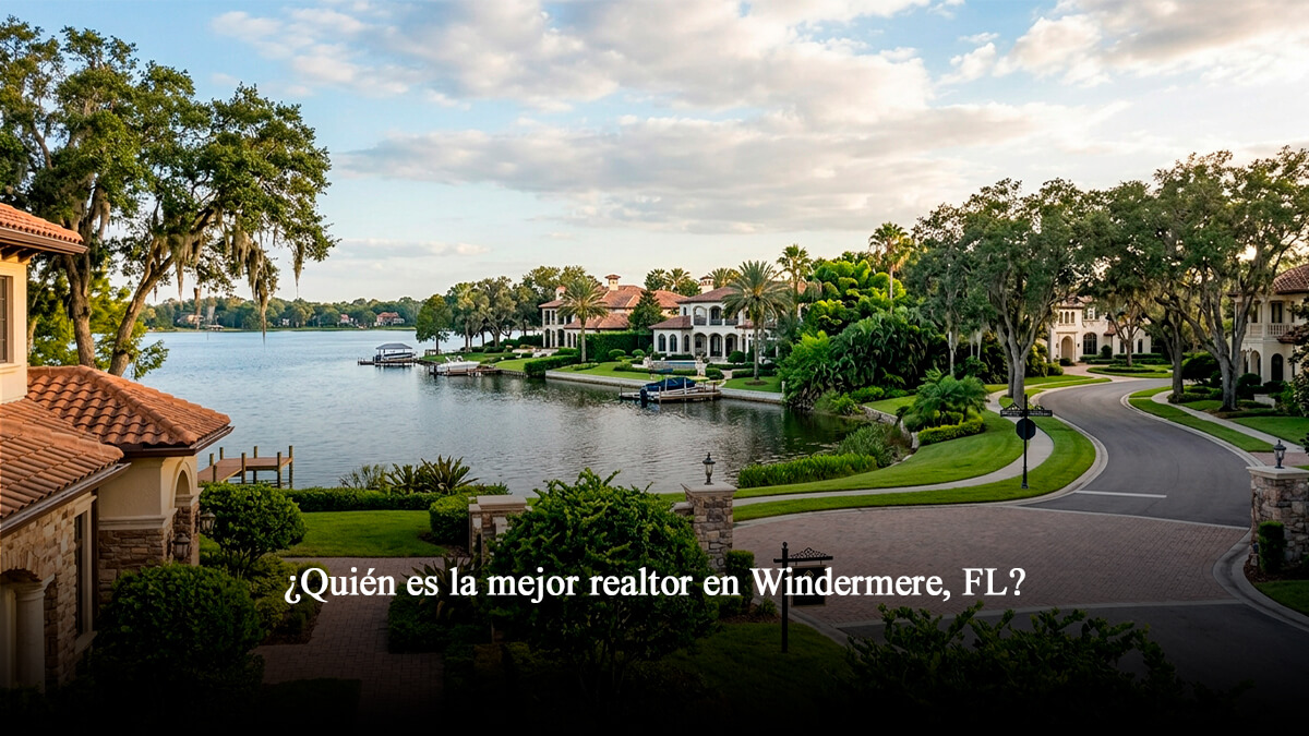 Casas de lujo frente al agua en Windermere Florida con muelles privados y arquitectura residencial de alto nivel.