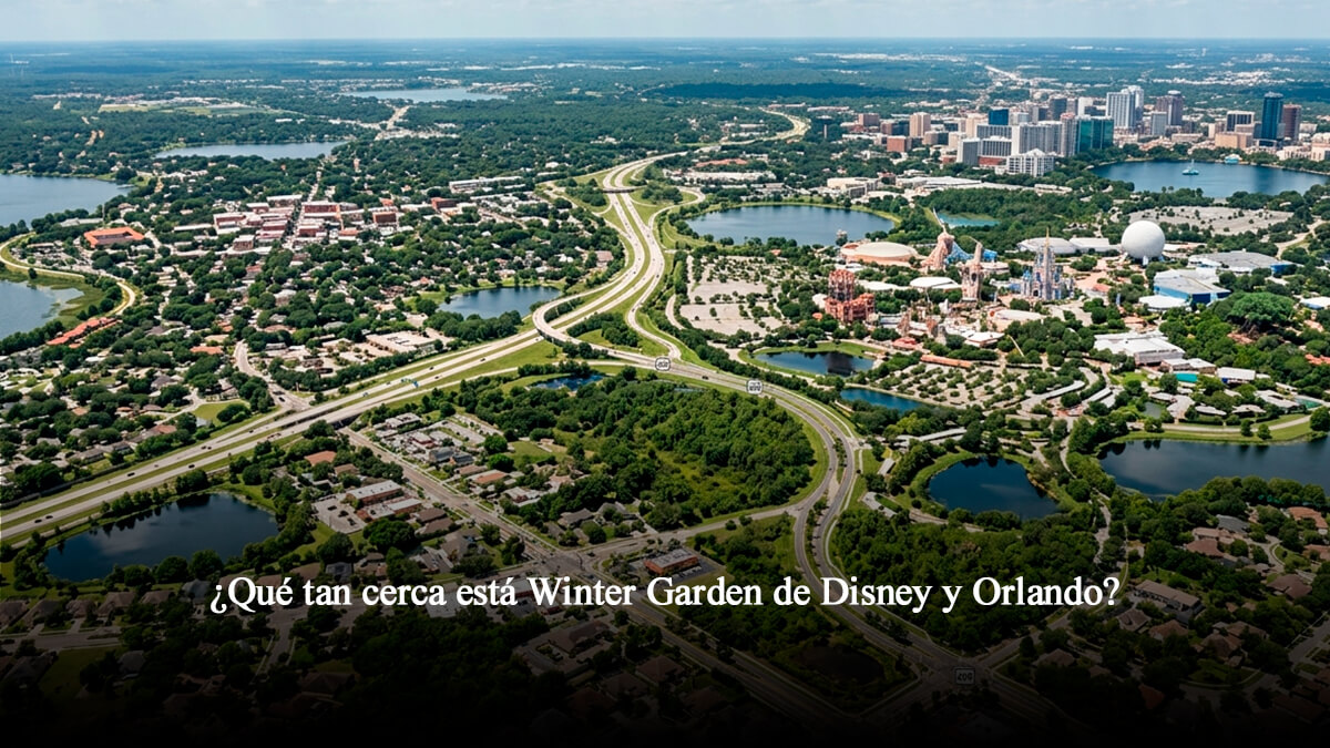 Vista aérea de un camino pavimentado rodeado de vegetación que conecta una zona residencial cerca de Winter Garden con las autopistas principales hacia Orlando y los parques de Disney.