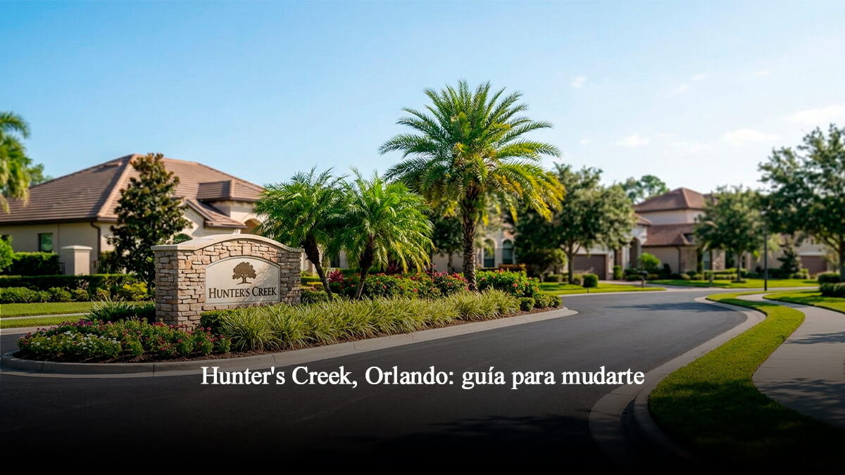 Entrada principal a la comunidad residencial planificada de Hunter's Creek en Orlando Florida 32837 con casas y paisajismo tropical.