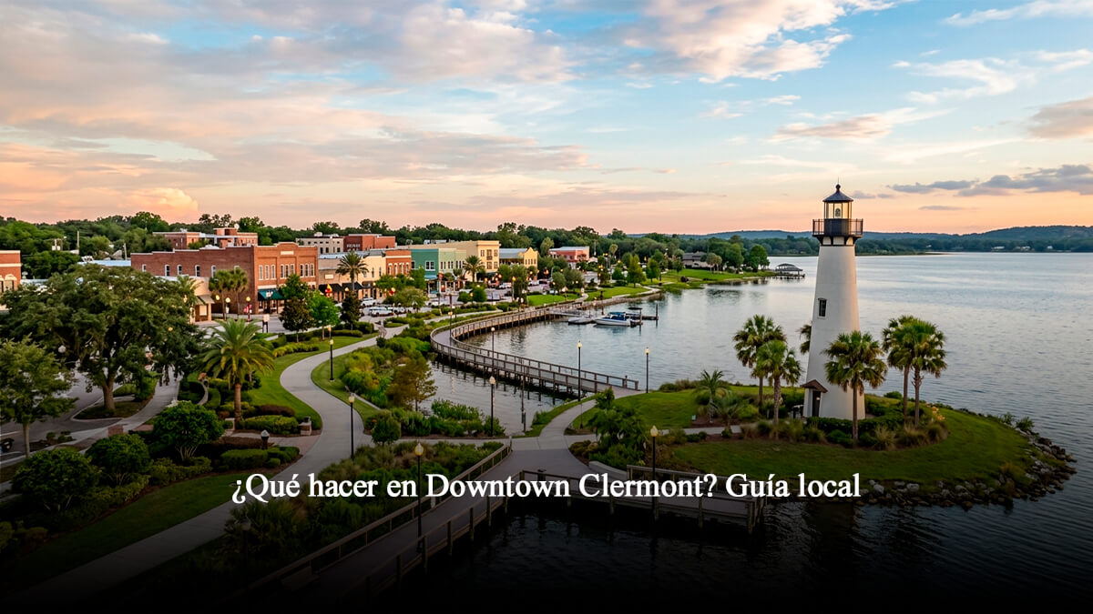 Vista aérea del parque al lado del lago y el centro histórico de Downtown Clermont Florida al atardecer.