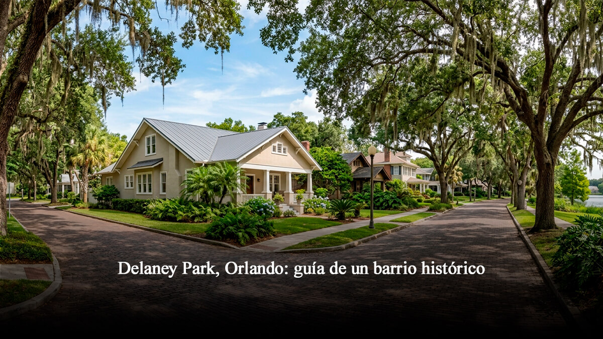 Calle adoquinada en Delaney Park, Orlando, con casas históricas estilo Craftsman, robles centenarios con musgo español y vista al lago, en un entorno residencial tranquilo.
